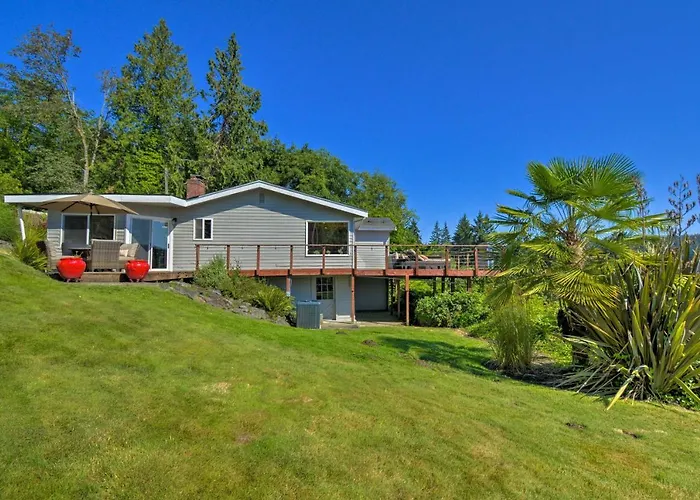 Waterfront Gig Harbor Home W/ Furnished Deck