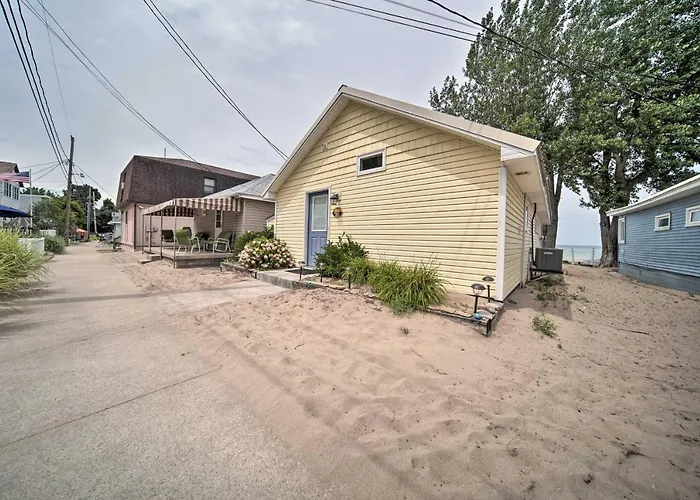 1 Mi To Presque Isle: Waterfront Lake Erie Cottage