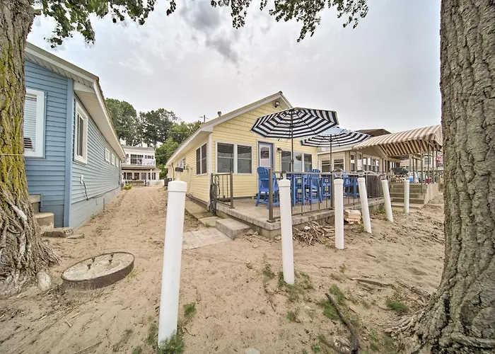 1 Mi To Presque Isle: Waterfront Lake Erie Cottage
