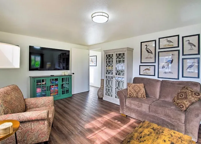 North Bend Home W/ Cornhole Court & Putting Green