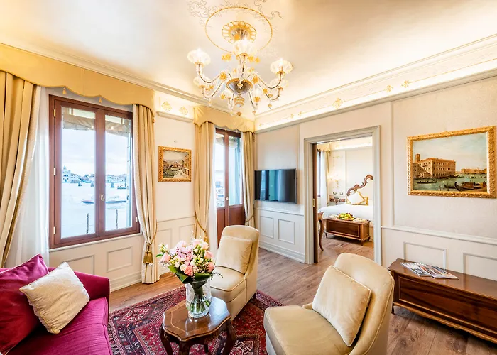 Romantic hotel: Monaco & Grand Canal