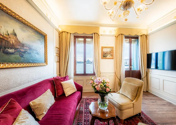 Romantic hotel: Monaco & Grand Canal