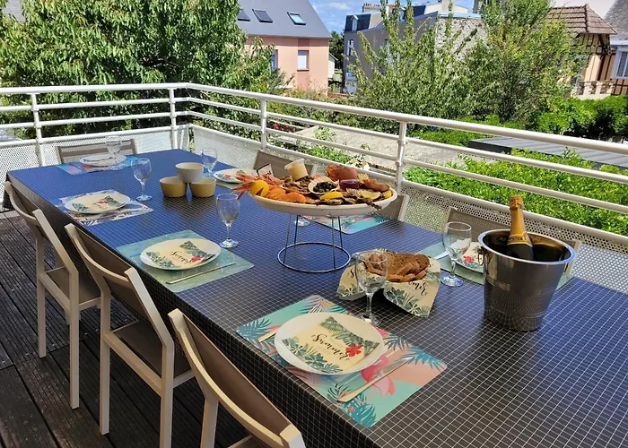 La terrasse, jacuzzi et vue mer à 100m de la plage