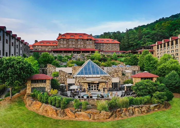 Pet Friendly hotel: The Omni Grove Park Inn & Spa - Asheville