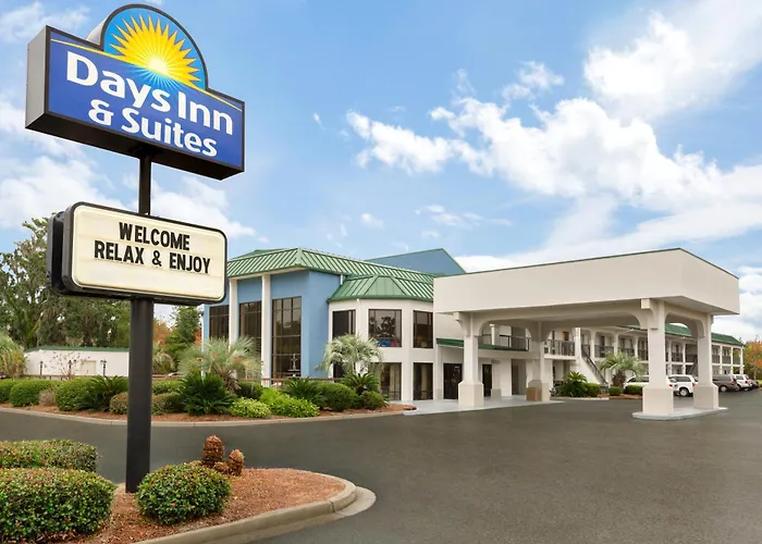 Motel: Days Inn & Suites By Wyndham Savannah Midtown