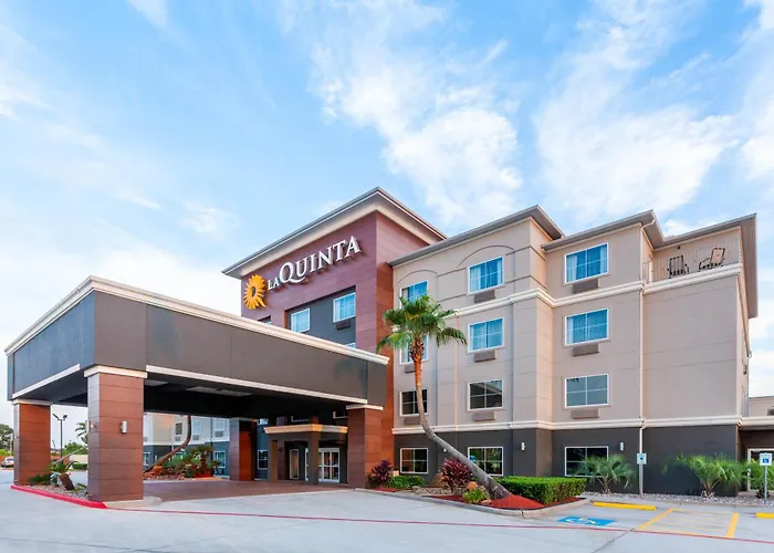 Hotel with pool: La Quinta By Wyndham Houston Channelview