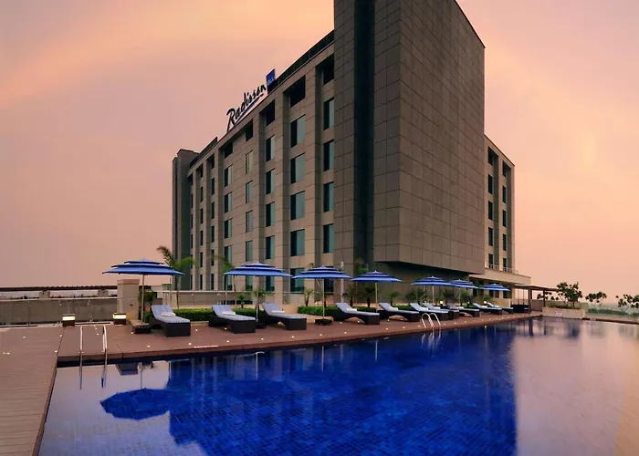 Hotel with pool: Radisson Blu Hotel New Delhi Paschim Vihar