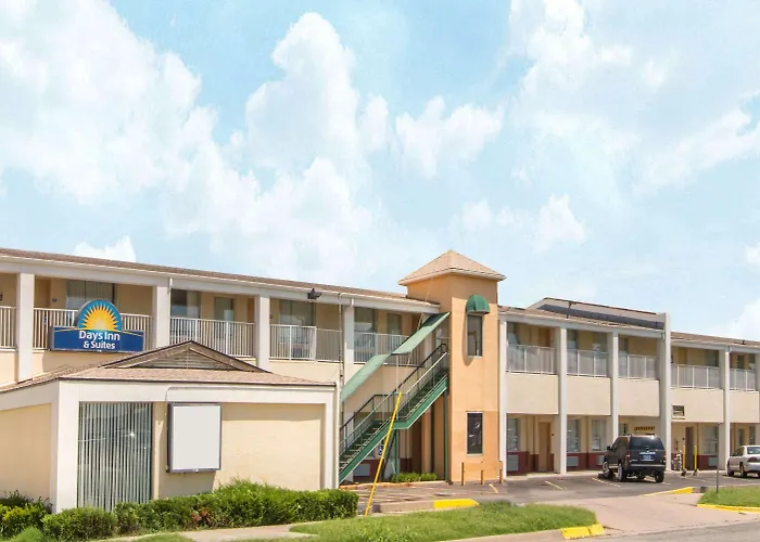Pet Friendly hotel: Days Inn & Suites By Wyndham Wichita East