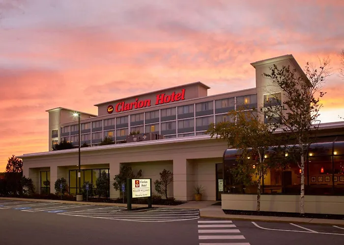 Luxury hotel only: Clarion Hotel Portland Airport Me