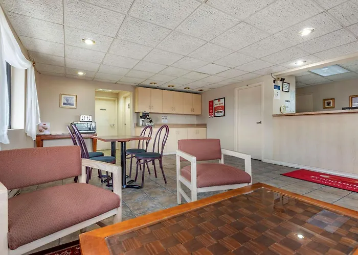 Econo Lodge Dewitt I-90