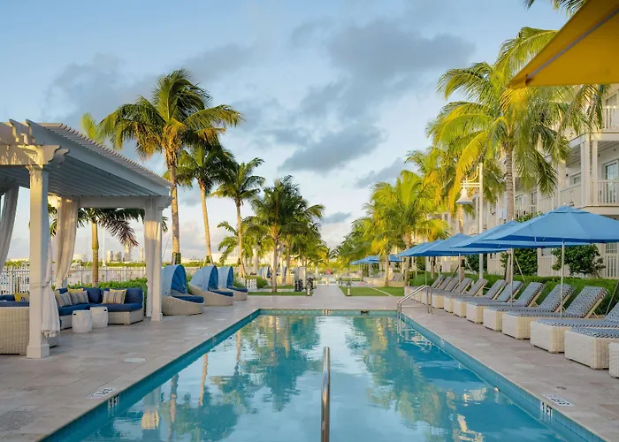 Hotel with pool: Oceans Edge Key West