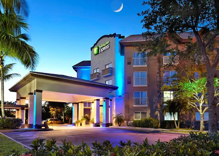 Jacuzzi hotel: Holiday Inn Express & Suites Naples Downtown - 5Th Avenue By Ihg