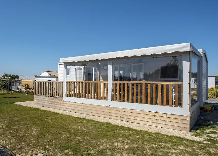 Chalet pour 4 dans un Domaine avec piscine