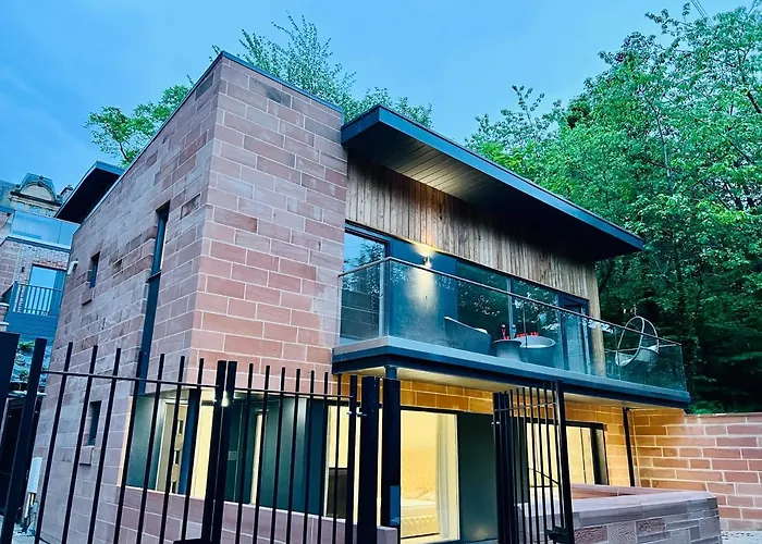 Designer House - University Of Glasgow / Central Glasgow 'Hillhead' West End G12 - Luxurious & Contemporary Detached House / Terrace / Garden / 'Electric Car Charging' Garage Parking