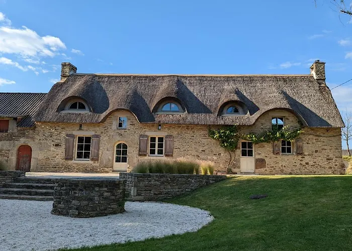 Maison typique bretonne avec toit de chaume