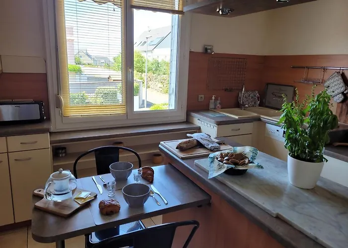 La terrasse, jacuzzi et vue mer à 100m de la plage