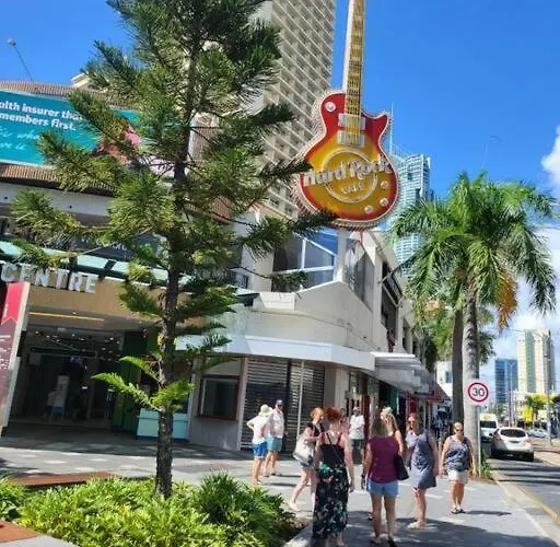 3 Bedroom Central Surfers Paradise Apartment