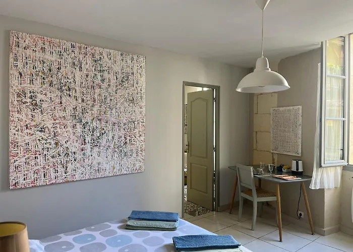 Chambre paisible dans une ancienne bâtisse rénovée