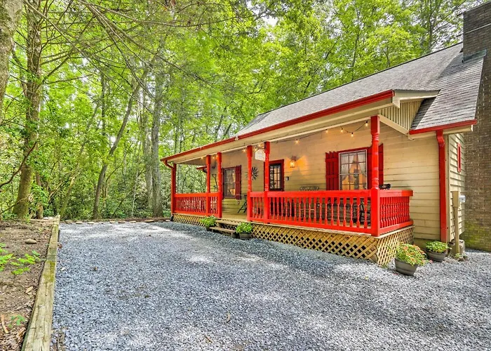 Cozy Creekside Mountain Escape W/ Hot Tub!