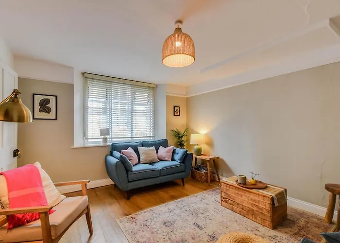 Cheerful 3 Bed Grade II Central Cottage