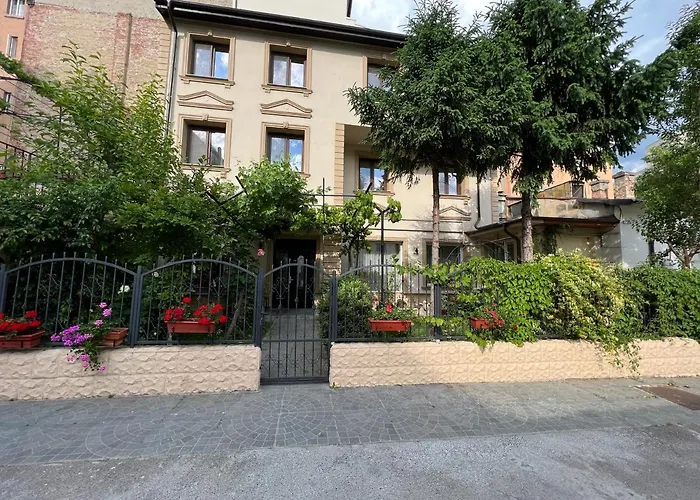 Kid friendly hotel Boutique Cathedral Plaza Residences Room For Rent Downtown