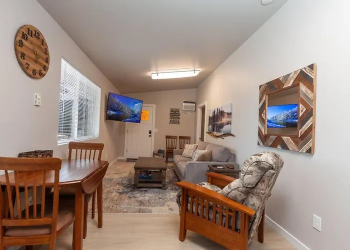 Comfortable Duplex Unit - Beautiful Lake Views