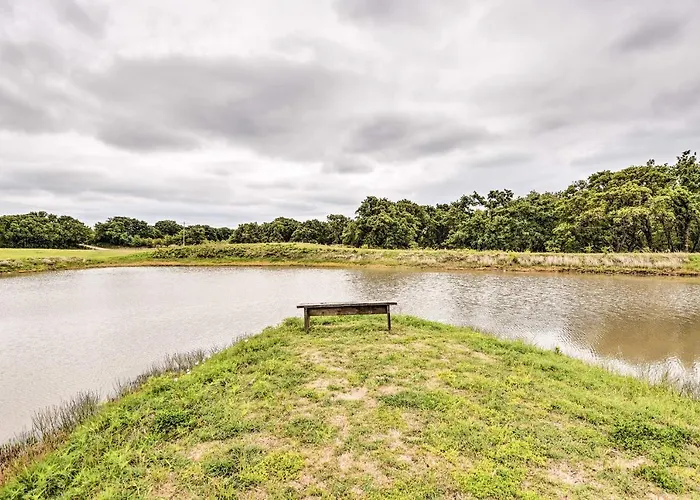 On-Site Pond & Fire Pit: Montague Retreat!