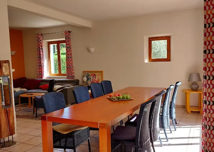 Freundliches Haus Mit Pool Und Grossem Garten