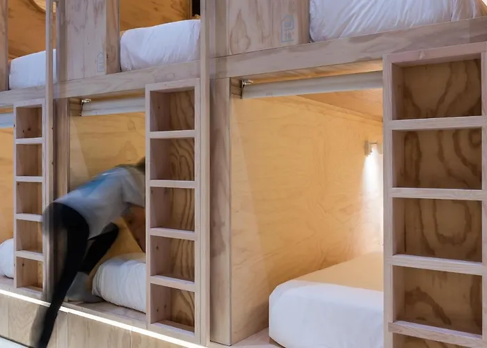 Colo Colo - Single Private Beds