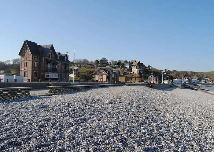 réaménagé fin Juillet 2025, Albatros Studio a moins de 50 mètres de la plage, vue dégagée sur la vallée