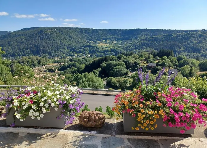 2 hébergements différents un gîte avec 2 chambres et une chambre avec kitchenette