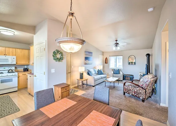 Anacortes Condo ~ 1 Mi To Marina & Fidalgo Bay!
