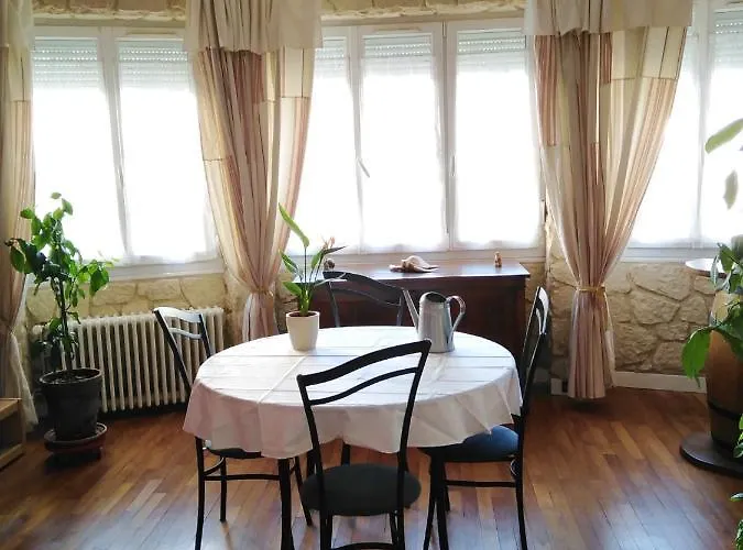 Petite chambre meublée au cœur de ville - chez l'habitant