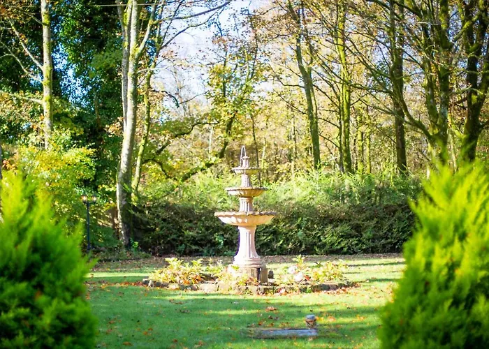 Stunning 4-Bedroom Country House With Hot Tub & Sauna Near Loch Lomond