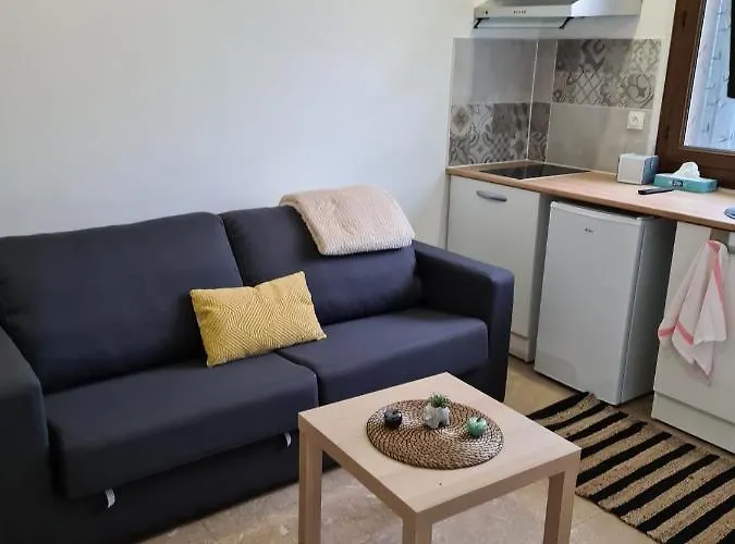 Studio bien équipé et indépendant avec véranda commune