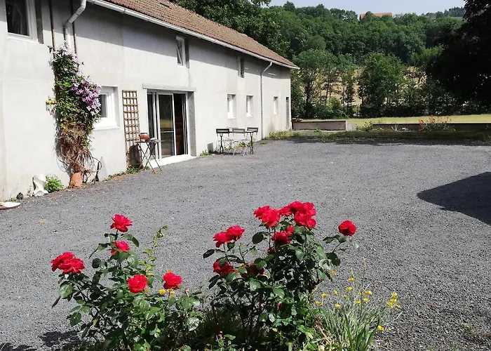 Grand gite 14 personnes ,cour ,salle de jeux, proche du village , commerces