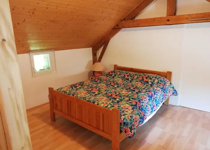 Grand gite 14 personnes ,cour ,salle de jeux, proche du village , commerces