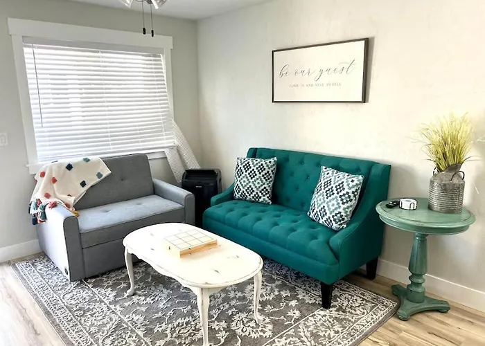 Guest Suites 1996 #4- Relaxing 1 Bedroom 1 Bath Suite