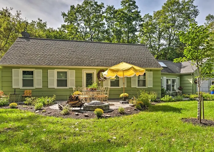 Pittsford 'Trolley Home' - Near Erie Canal!