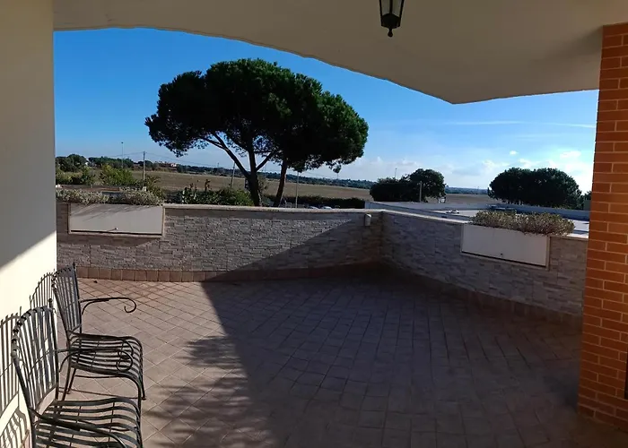 Hotel Jacuzzi: La casa di Tizio, Caio e Sempronio