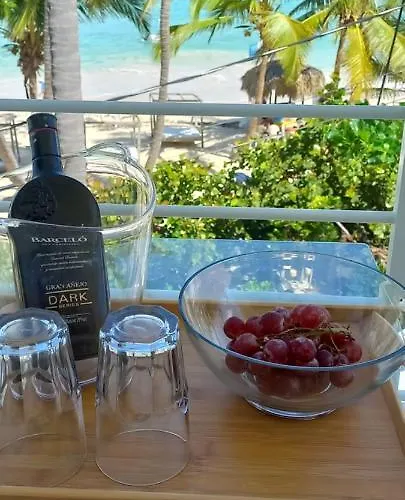 Private Room Overlooking The Beach