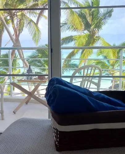 Private Room Overlooking The Beach