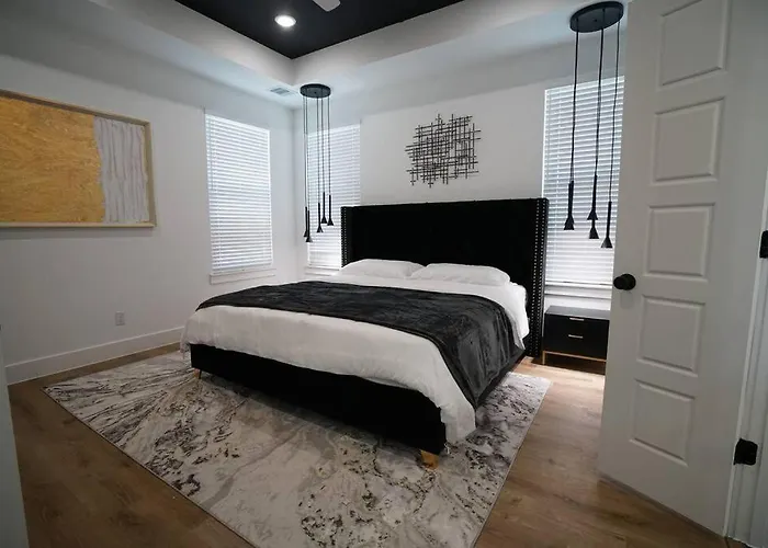Pet Friendly Stylish 4 Bedroom Home Close To All