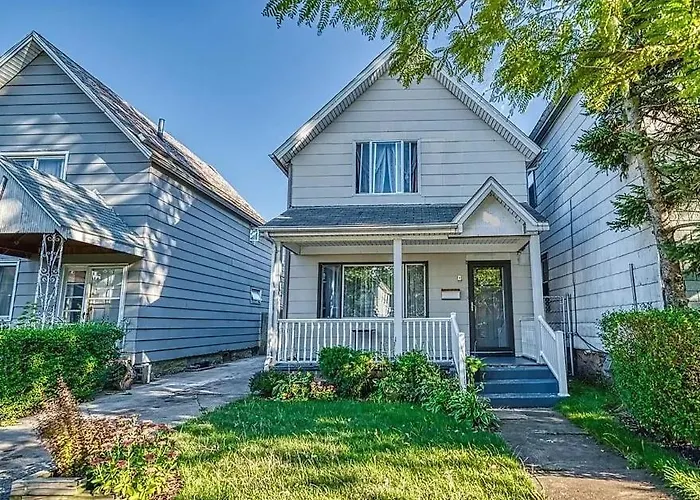 Cozy Updated 3-Br Apartment Near Peace Bridge