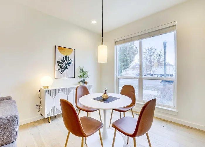 Beautiful Townhome - Steps To Downtown Boise!