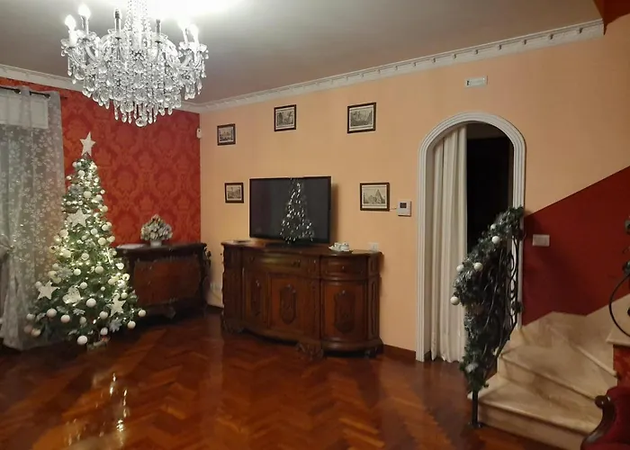 Hotel Jacuzzi: La casa di Tizio, Caio e Sempronio