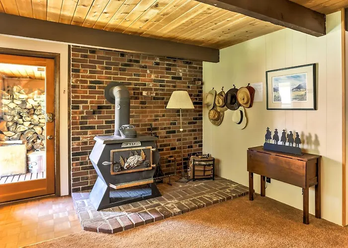 Riverside Winthrop Chalet W/ Hot Tub & 2 Decks!