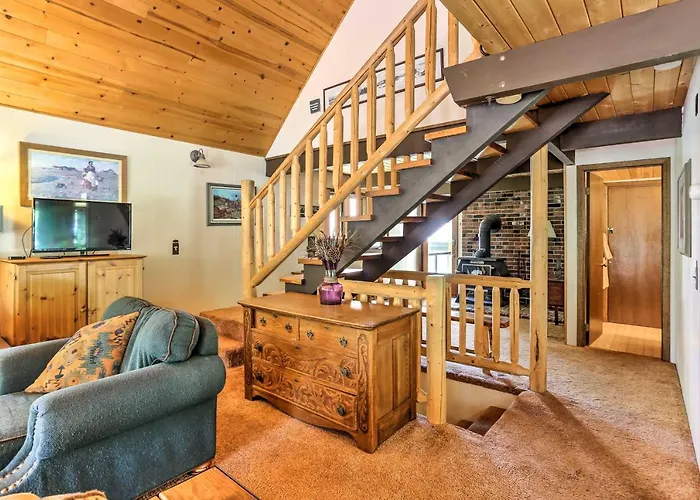 Riverside Winthrop Chalet W/ Hot Tub & 2 Decks!