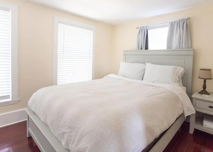 Cozy 2 Bedroom Home Minutes From Beach & Bars