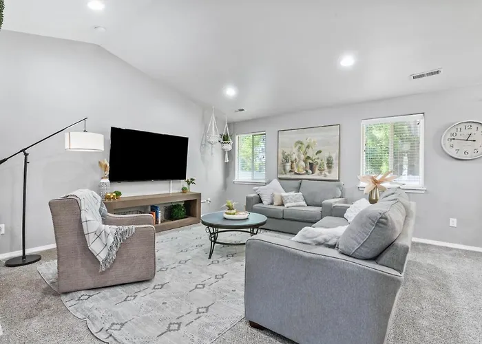 Stoddard Trailhead Central Nampa Home - Sleeps 10